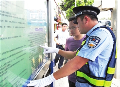 24日，黄建荣为违章驾驶市民讲解&ldquo;电动车驾驶安全提示&rdquo;。
