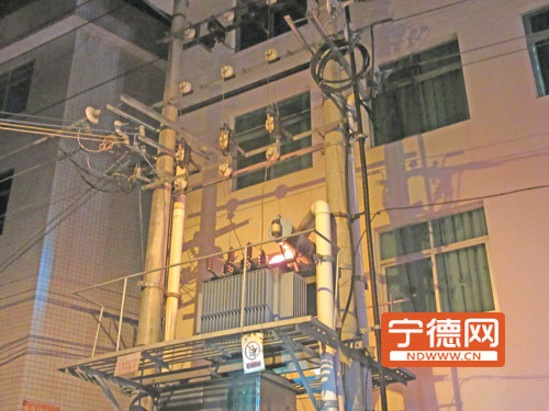 着火的变压器。