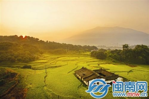 百年古厝，田园风光，相互映衬