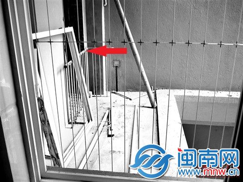 小区一名住户直接打破外墙（箭头指处），将平台变阳台