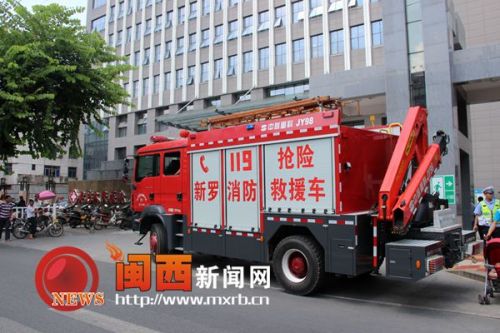 新罗区消防大队的救援车停在门口