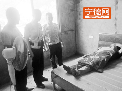 蕉城八都派出所民警查看发病男子