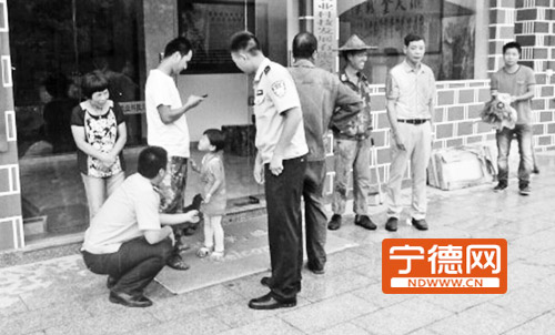 宁德蕉城霍童小女孩走失 民警帮其回家