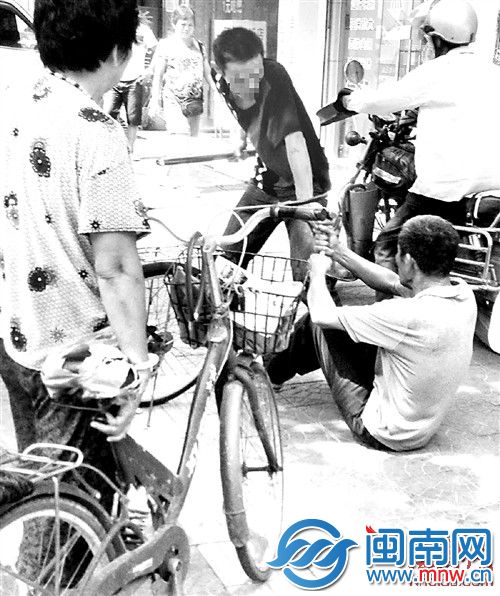 司机和乘客打斗了约3分钟（穿黑色衣服者为公交司机）