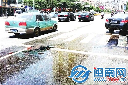 混杂粪便的污水占了大半路面
