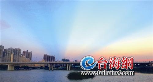 鈻蹭笢杈瑰ぉ绌哄褰╃偒鐩?jpg