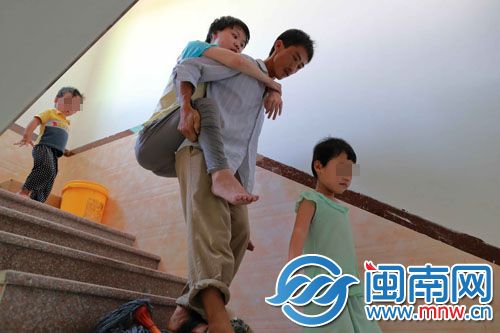 谢碧珍现在上下楼需要丈夫背
