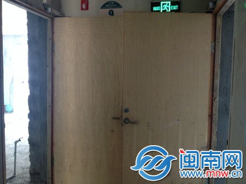 邻居房门“对对碰”