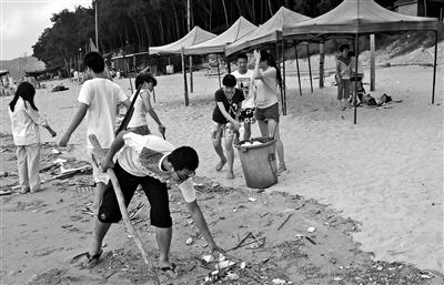8月25日，鸿爱会大学生义工在霞浦大京开展爱心环保 活动。 (鸿爱慈善会供图)