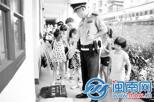 民警向孩子们介绍警用装备