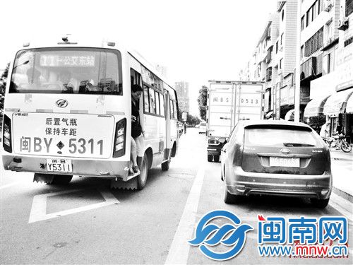 丰美路口公交站停靠位遭小车违停