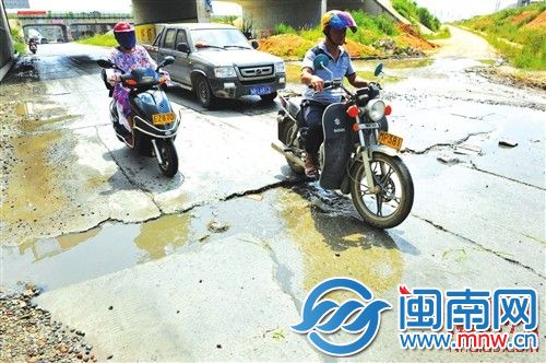 路面上有一条二三十厘米宽的大缝