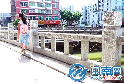 河边护栏仅到五岁女孩的腰部