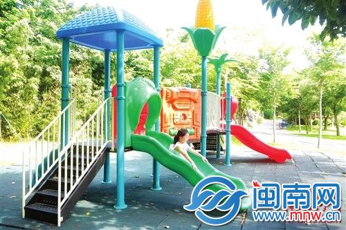 绶溪公园内的滑梯能轻易晃动