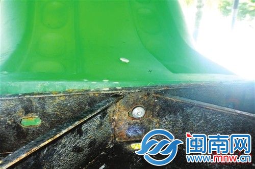 滑梯下只剩一枚螺丝固定