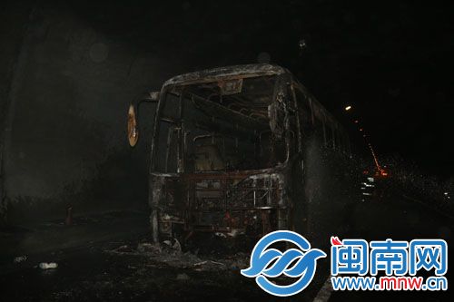大巴烧了两小时成铁架，幸好41名乘客和两名司机及时逃生
