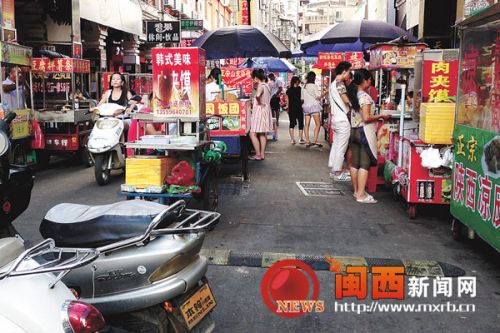 中山街主道被流动摊贩占用，阻碍了行人、摩托车通行，影响了市容市貌。