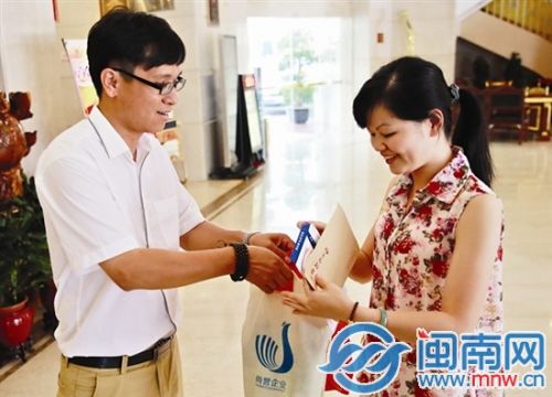 爱心公益协会准备了钱和慰问品,送给永春渐冻人谢碧珍,由其妹妹代收