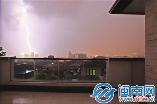 泉州奥林匹克花园附近的闪电