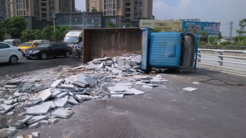 浜よ绉帮紝璐ц溅渚х炕鏄洜涓鸿揣鐗╁お閲?jpg