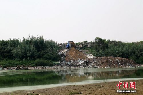 浙江余姚杭州湾海涂现七彩油污 1