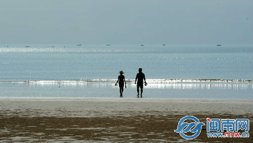 虽然是秋天了，天气还是炎热