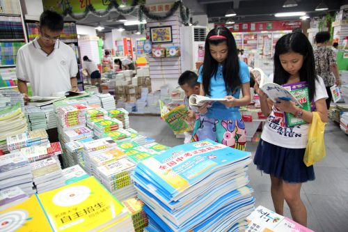 开学了 石狮书店教辅资料迎来畅销热(图)