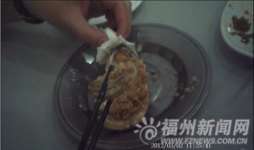 记者点的这盘烤生蚝是“组装”的，肉和壳分离，可以直接把肉夹起来。
