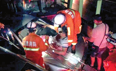 消防官兵正在救助被困人员