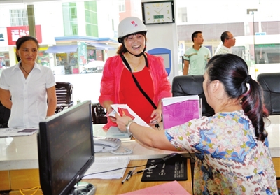 工作人员在为进城务工人员开具相关就学证明。