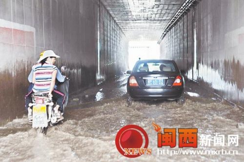 一小车在铁路涵洞内穿行犹如过河