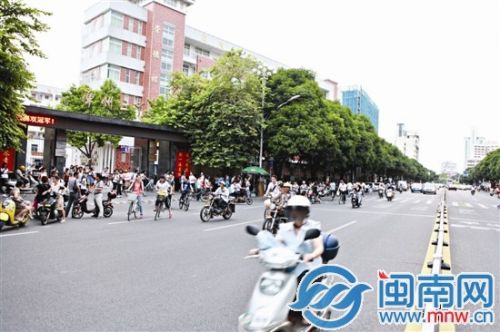 婕冲窞涓変腑鏀惧鏃讹紝浜ら€氬苟娌℃湁閫犳垚澶ф嫢鍫?jpg