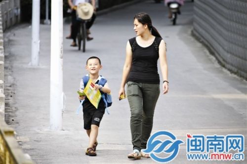 丰泽第二中心小学外,一名孩子开心回家