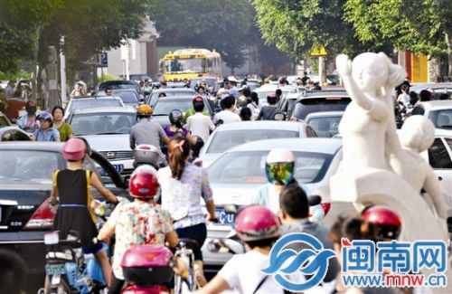 昨天上午7点多,泉州市区南俊北路拥堵的车流人流