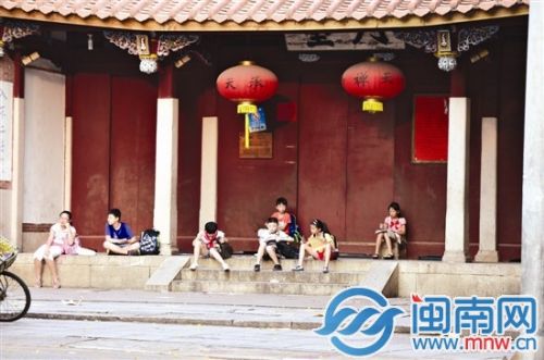 昨天下午5点37分,晋光小学边上的承天寺大门外,几个放学的小学生等长辈来接