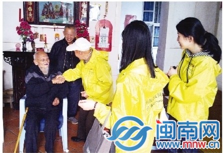 94宀佺殑鑰佸叺涔熺┛鐫€榛勮壊蹇楁効鑰呮湇锛岃蛋璁垮彟澶栦竴浣嶈€佸叺1