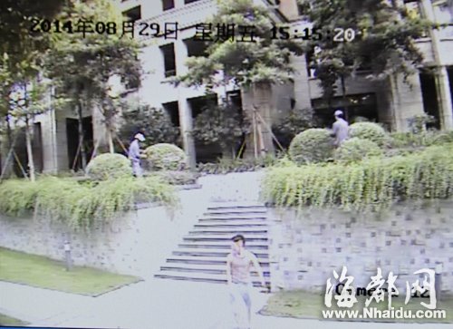 物业告诉记者，监控中的男子就是砍人的业主