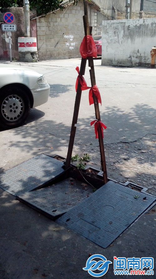 市民立木棍做警示,提醒过往路人