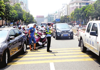 9月1日11时，正值蕉城四小学生放学，交警在维持路面秩序。