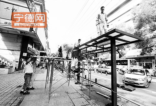 工人正在拆除公交站点