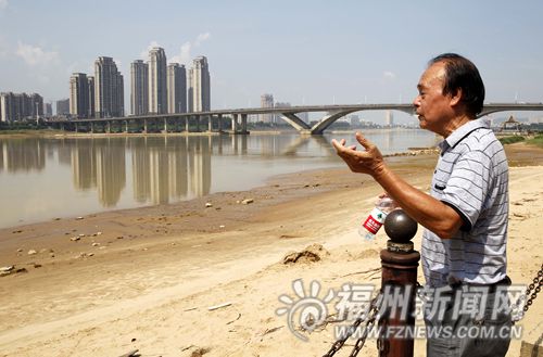 昨日上午，郑依伯来到事发地向记者介绍当时情景。