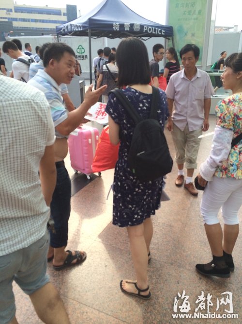 女大学生一出站，黑车的拉客仔就围上招揽