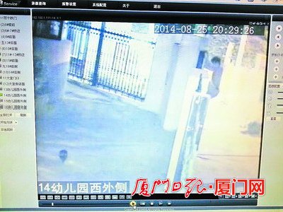 8月25日的监控拍下了疑似作案男子进入小区的过程
