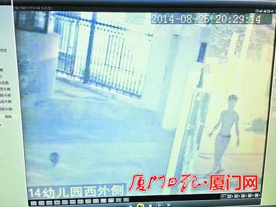 8月25日的监控拍下了疑似作案男子进入小区的过程