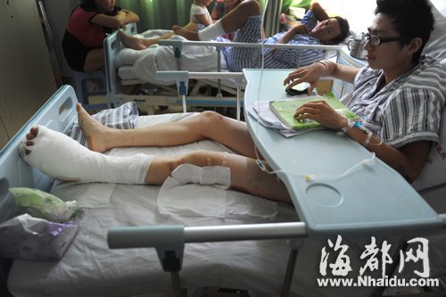 大学生小吴上班途中被撞骨折，不得不在病床上复习功课