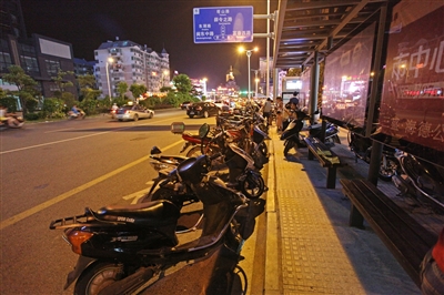 2日晚上，天湖东路万达广场站的公交车道被违章停靠车辆占据。