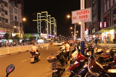 晚上，侨兴路部分机动车道被违章停靠车辆占据。