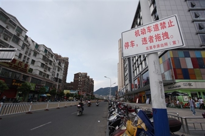 白天，侨兴路的机动车道上未发现违章停靠车辆。