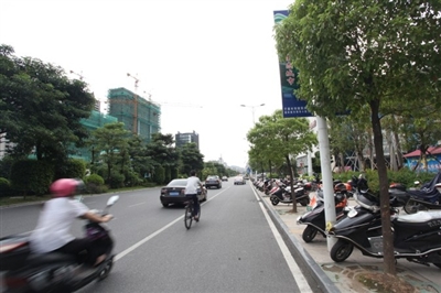 白天，天湖东路的机动车道上未发现违章停靠车辆。