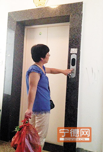 余女士所住楼房电梯已停运近6天之久。